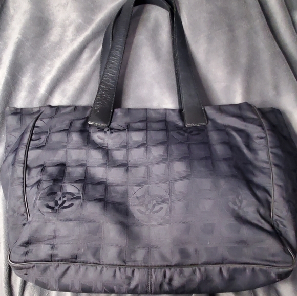 Channel Travel Line Tote - Picture 3 of 12
